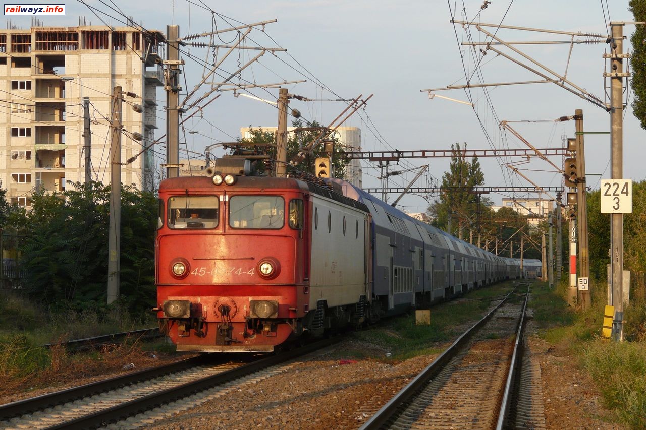Электровоз 45-0974-4 с пассажирским поездом отправляется со ст. Констанца
