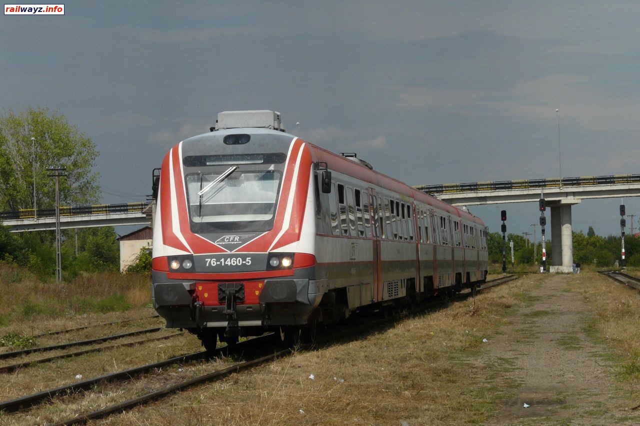 Дизель-поезд 76-1460-5 прибывает на ст. Сату Маре