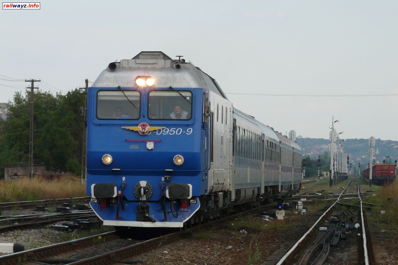 Тепловоз 65-0950-9 с поездом Клуж-Напока - Будапешт отправляется со ст. Эпископия Бихор