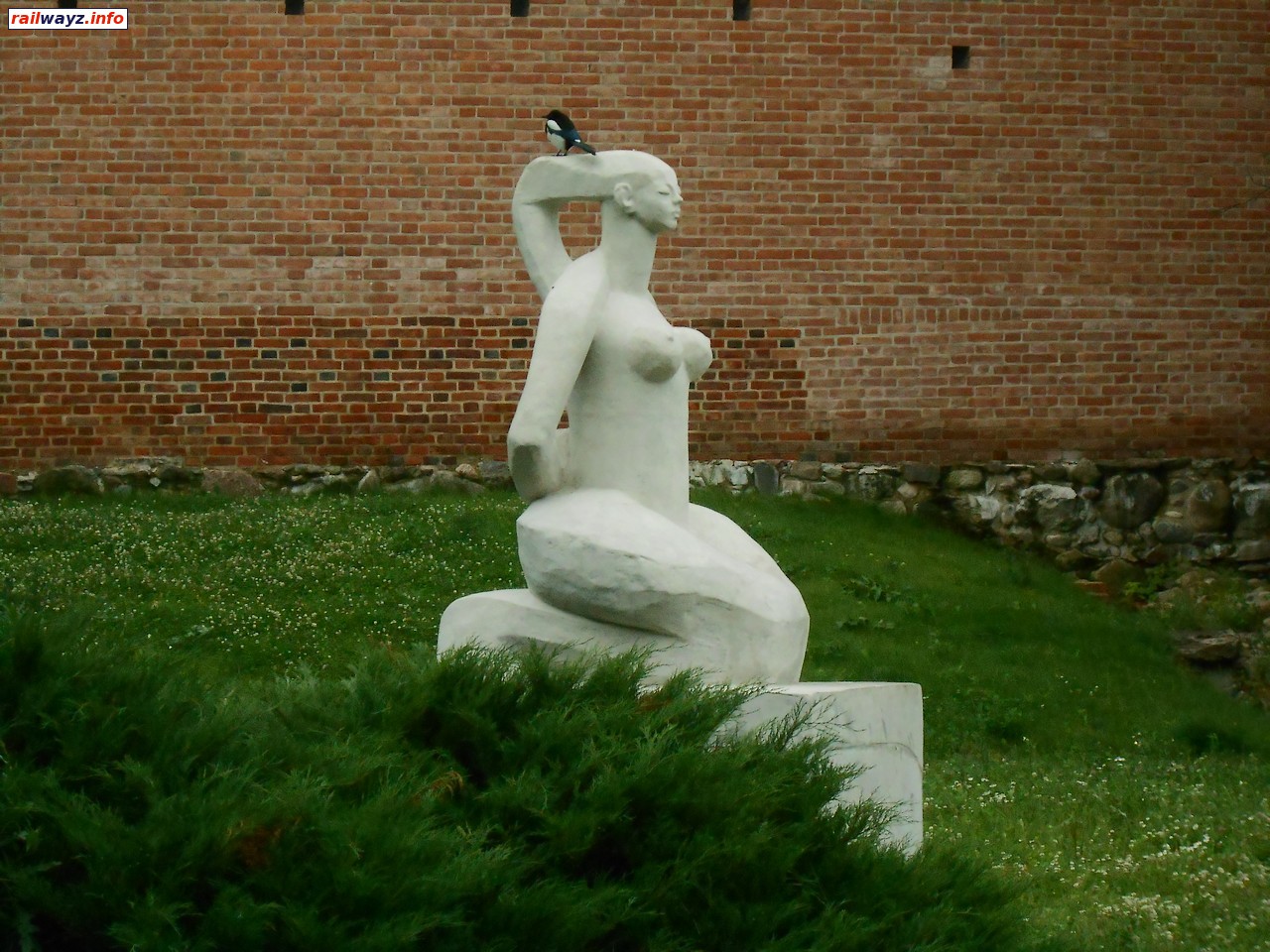 Скульптура возле замка, Ольштын