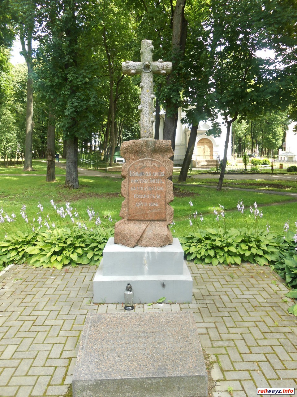 Крест на фоне церкви Воскресения Христова, Каунас