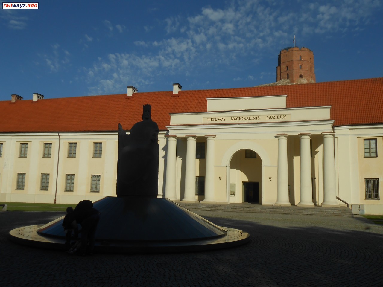 Национальный музей Литвы и памятник князю Миндовгу, Вильнюс