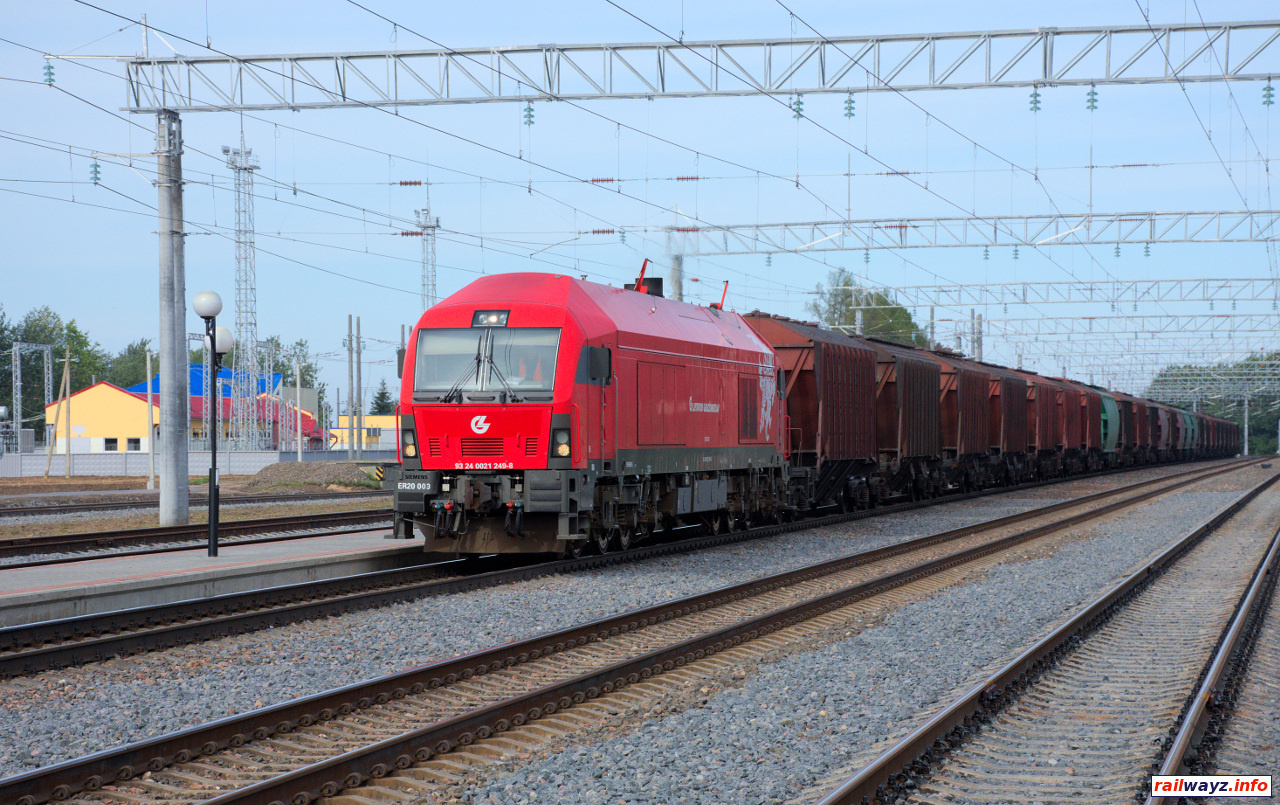 Тепловоз ER20-003 с грузовым поездом из Литвы