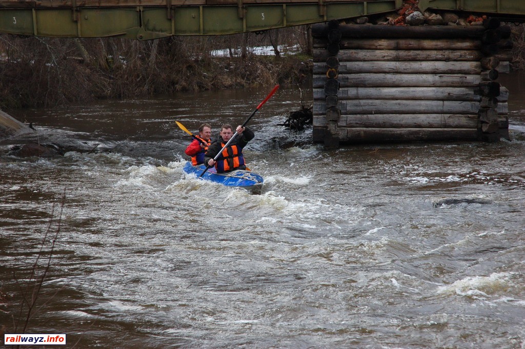 Экипаж "Свири" проходит перекат под мостом на реке Асуница