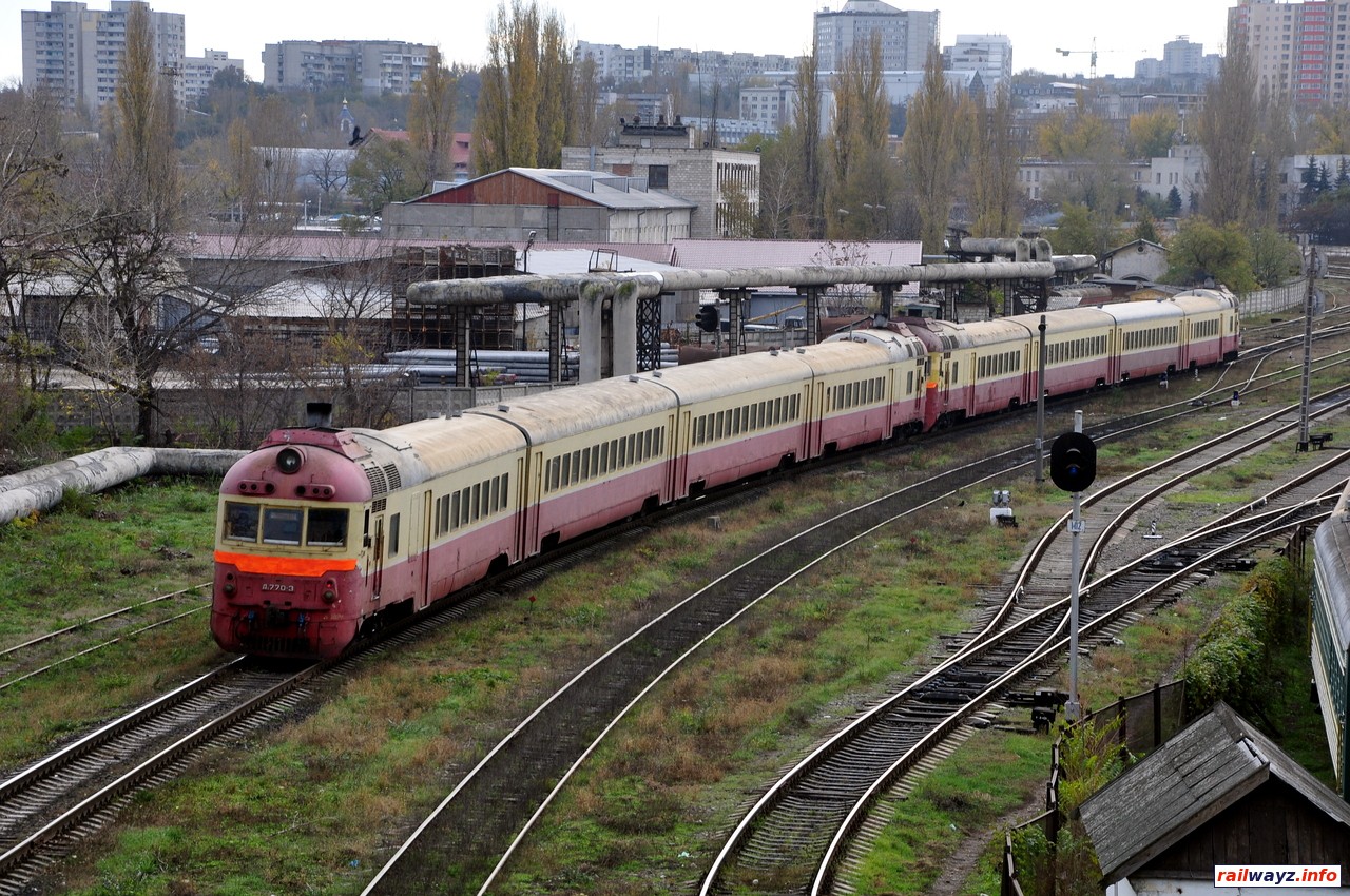 Дизель-поезд Д1-770 и Д1 (номер неизвестен) в сцепе прибывают на станцию