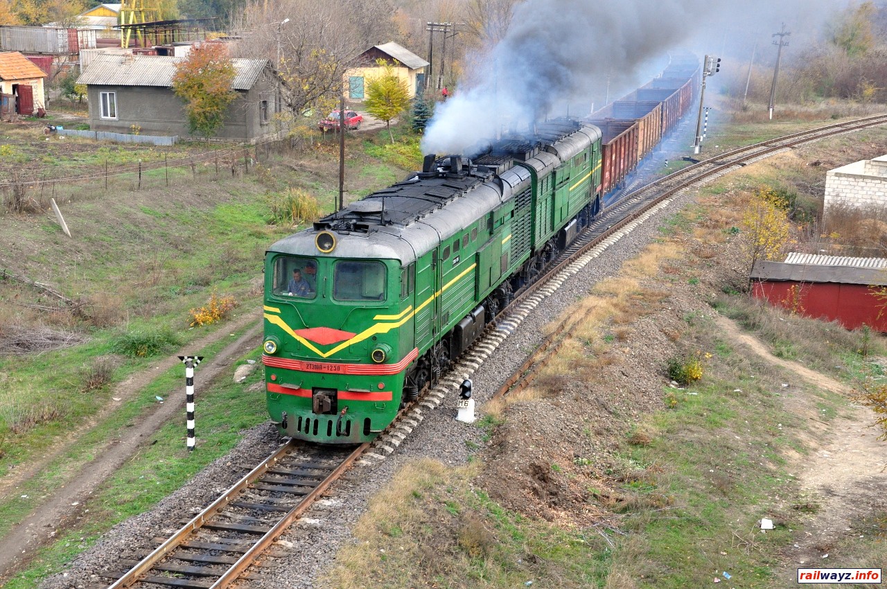 Тепловоз 2ТЭ10Л-1250 с грузовым поездом на Окницу