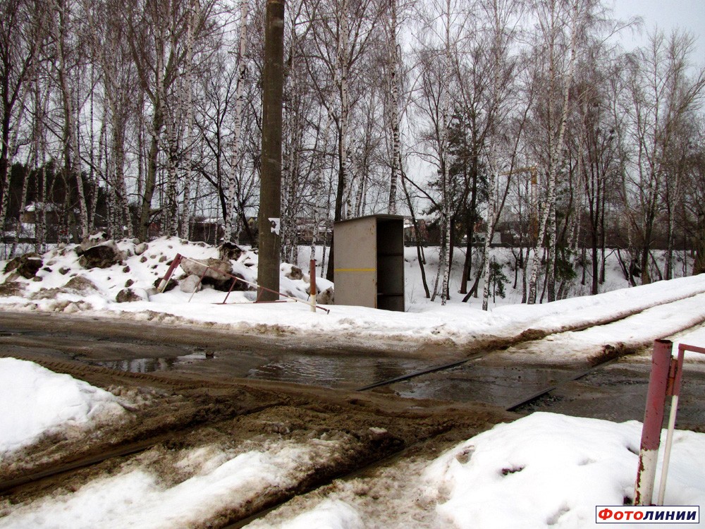 Подъездные пути Киев-Днепровского МППЖТ, будочка у переезда, вид в сторону Вышгорода