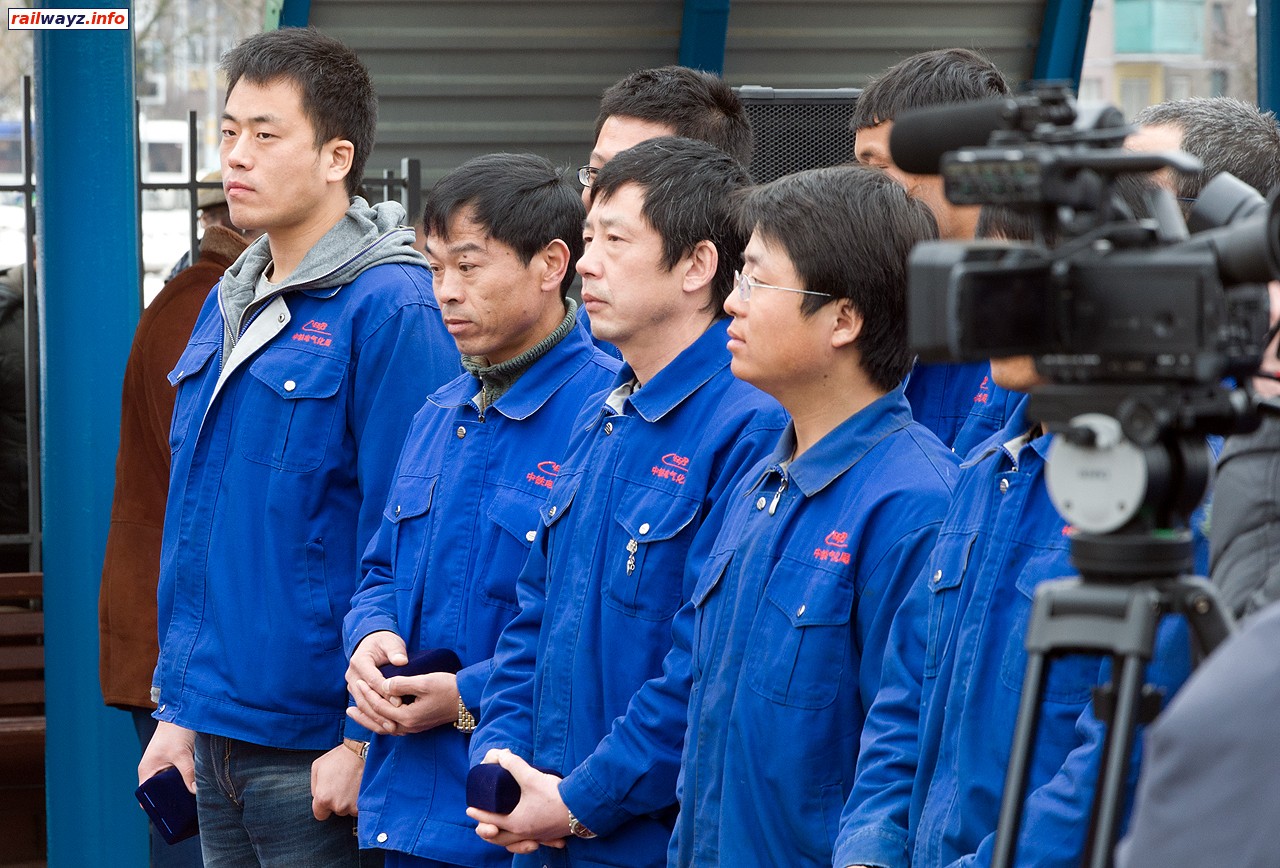 Китайские рабочие-передовики электрификации участка