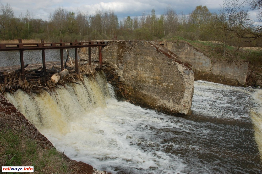 Слив воды через плотину Войхановского вдхр.
