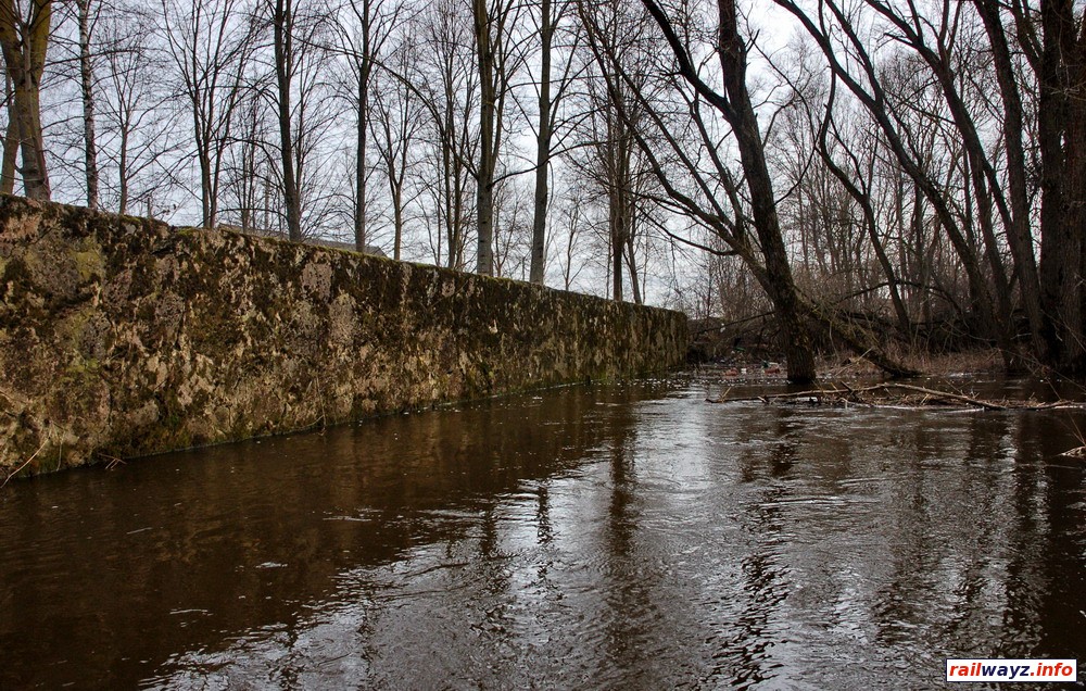 Каменная стенка у реки, д. Дуниловичи