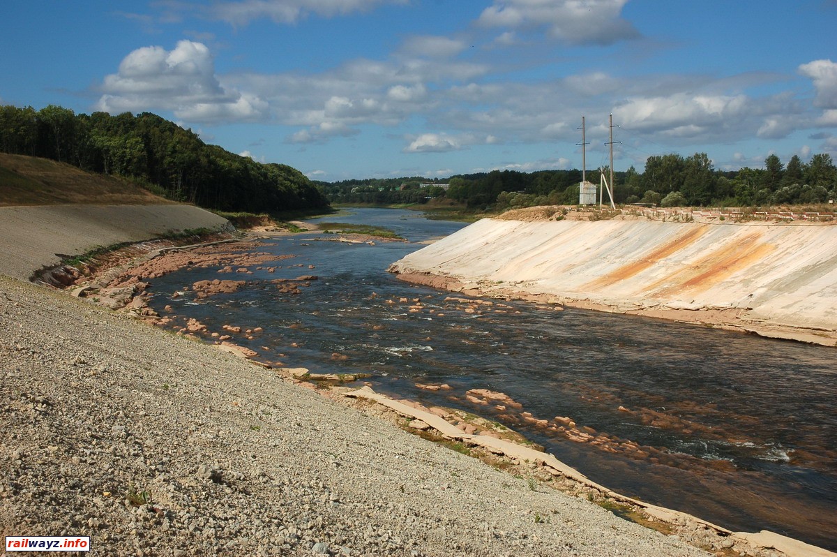 Порог на обводном канале строительной площадки Витебской ГЭС