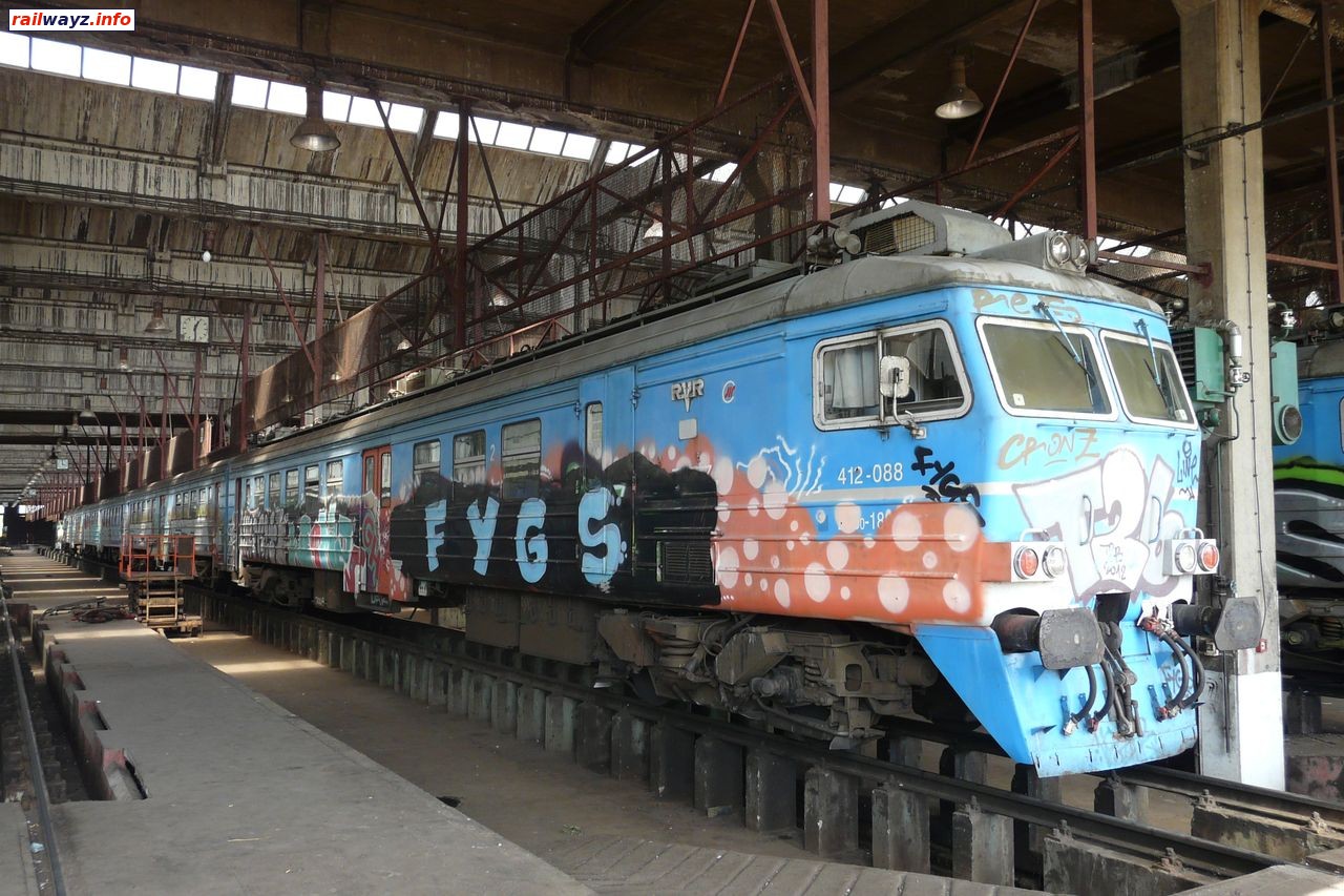 Электропоезд 412-088 (ЭР31) в цеху депо Земун
