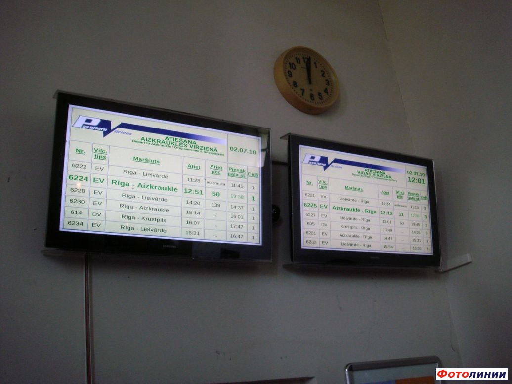 Часы и мониторы с расписанием в зале ожидания