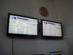 станция Огре: Часы и мониторы с расписанием в зале ожидания