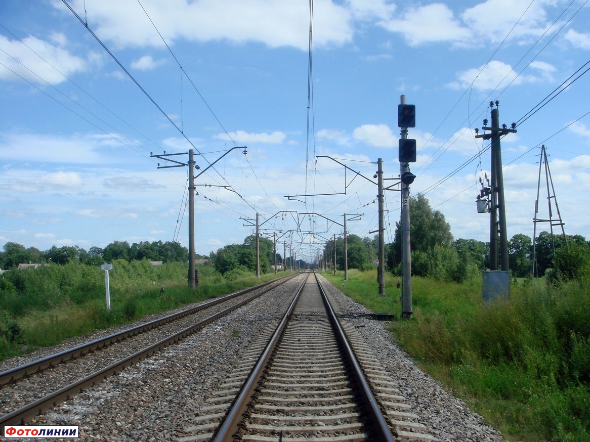 Входной светофор P (чётный) из Лиелварде и знак Граница станции