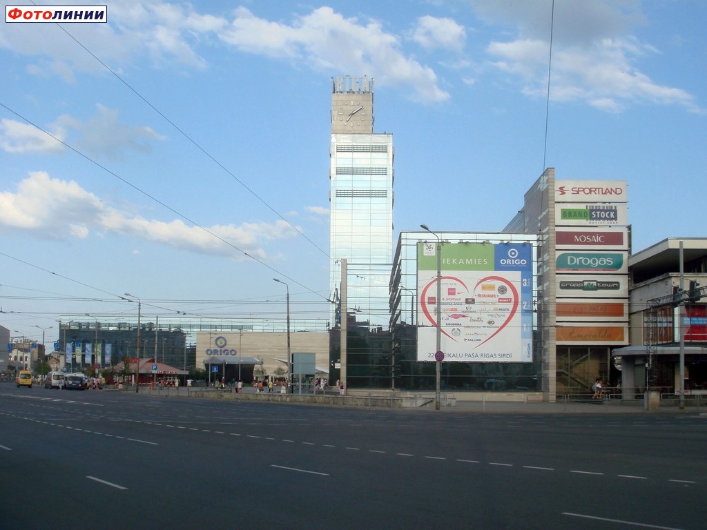Вид на вокзал и привокзальную площадь с улицы 13 января