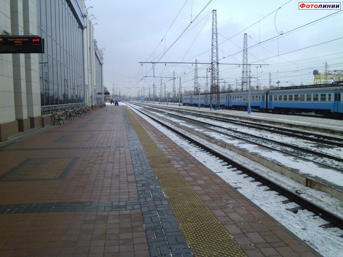 Первая платформа и пути, вид в сторону Курска