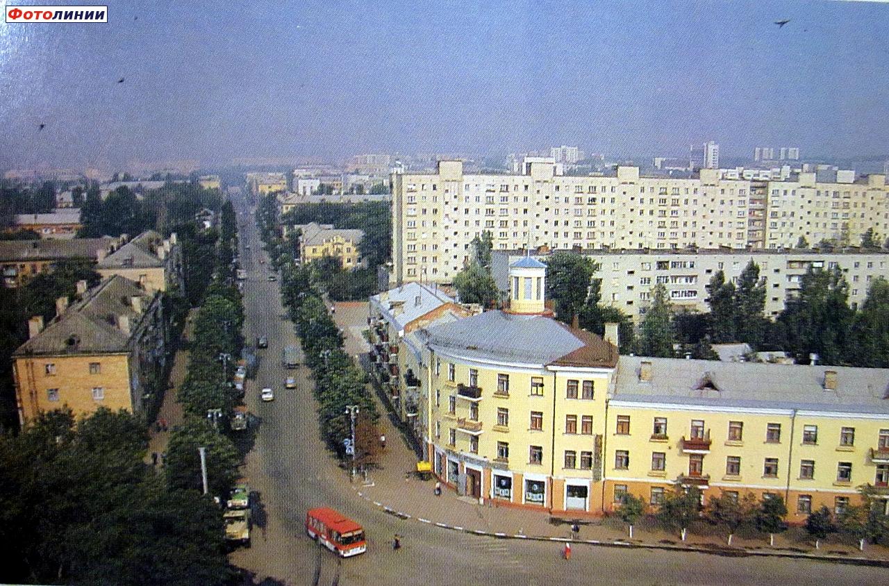 Вид с пасажирского здания на привокзальную площадь и проспект Ленина