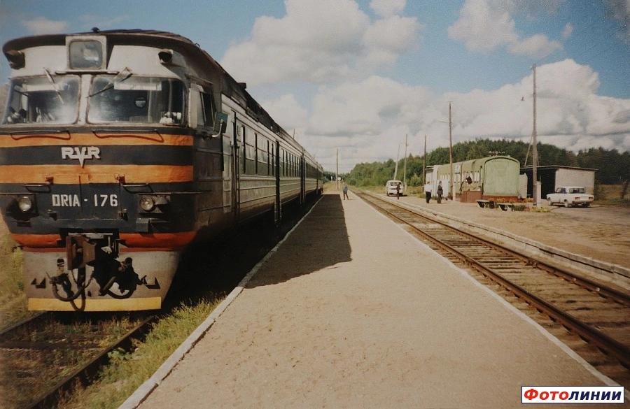Дизель-поезд на станции за неделю до закрытия пассажирского движения