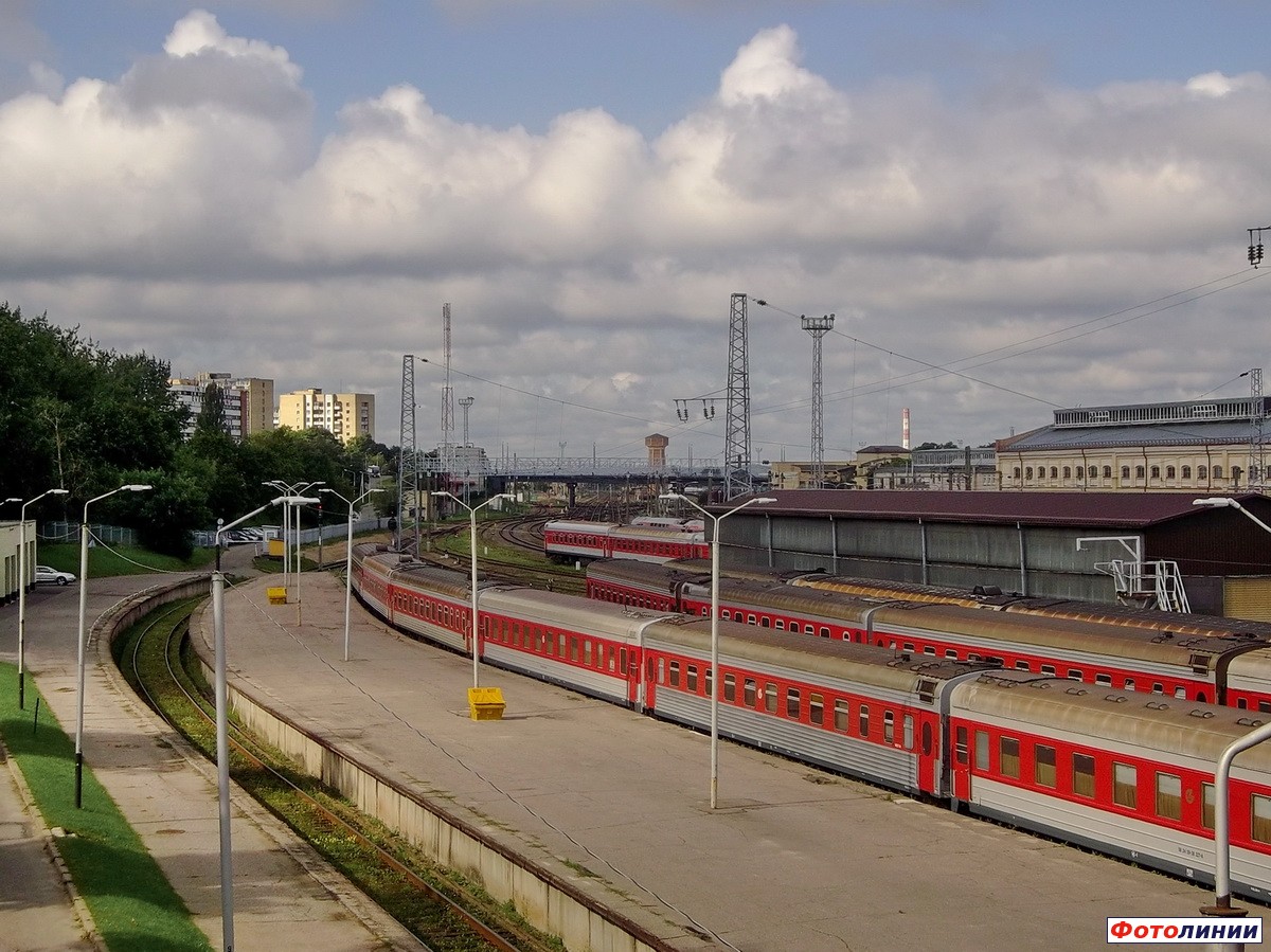 Вид на 6-ой перрон с пешеходного моста в сторону товарной станции