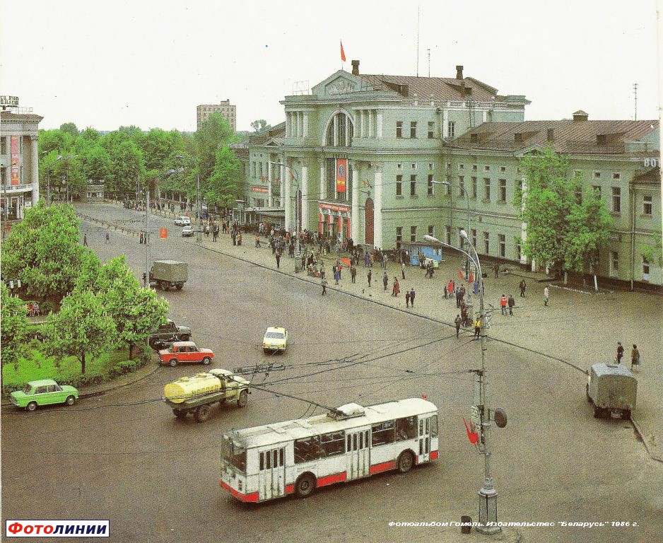 Вид вокзала и привокзальной площади с гостиницы Гомель