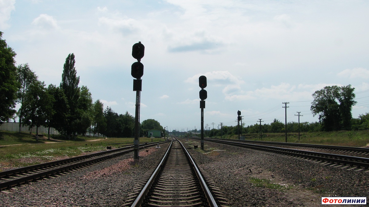 Выходные светофоры Ч73, Ч74 и Ч в южной горловине станции