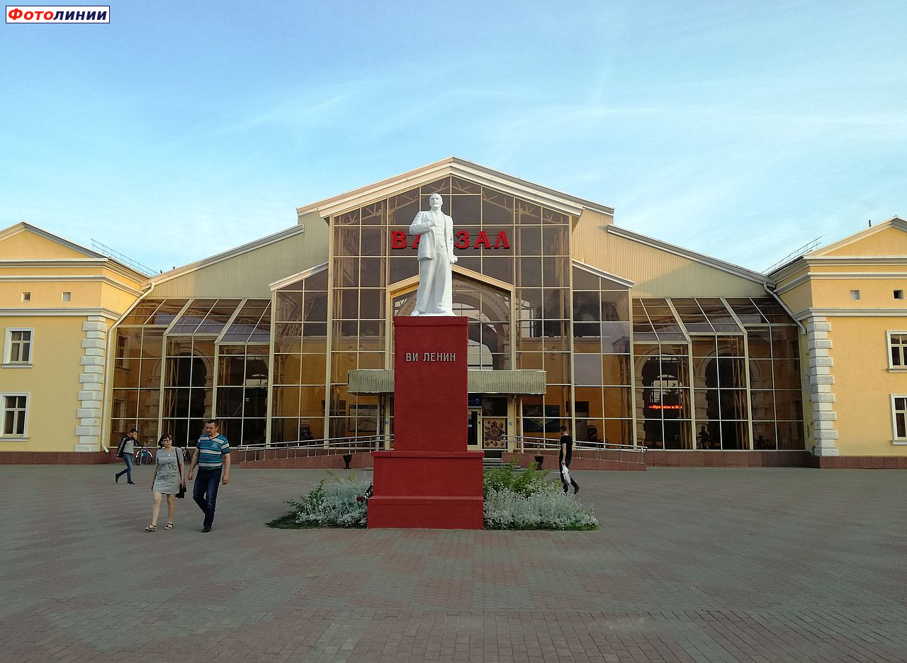 Центральный вход в вокзал и памятник В. И. Ленину