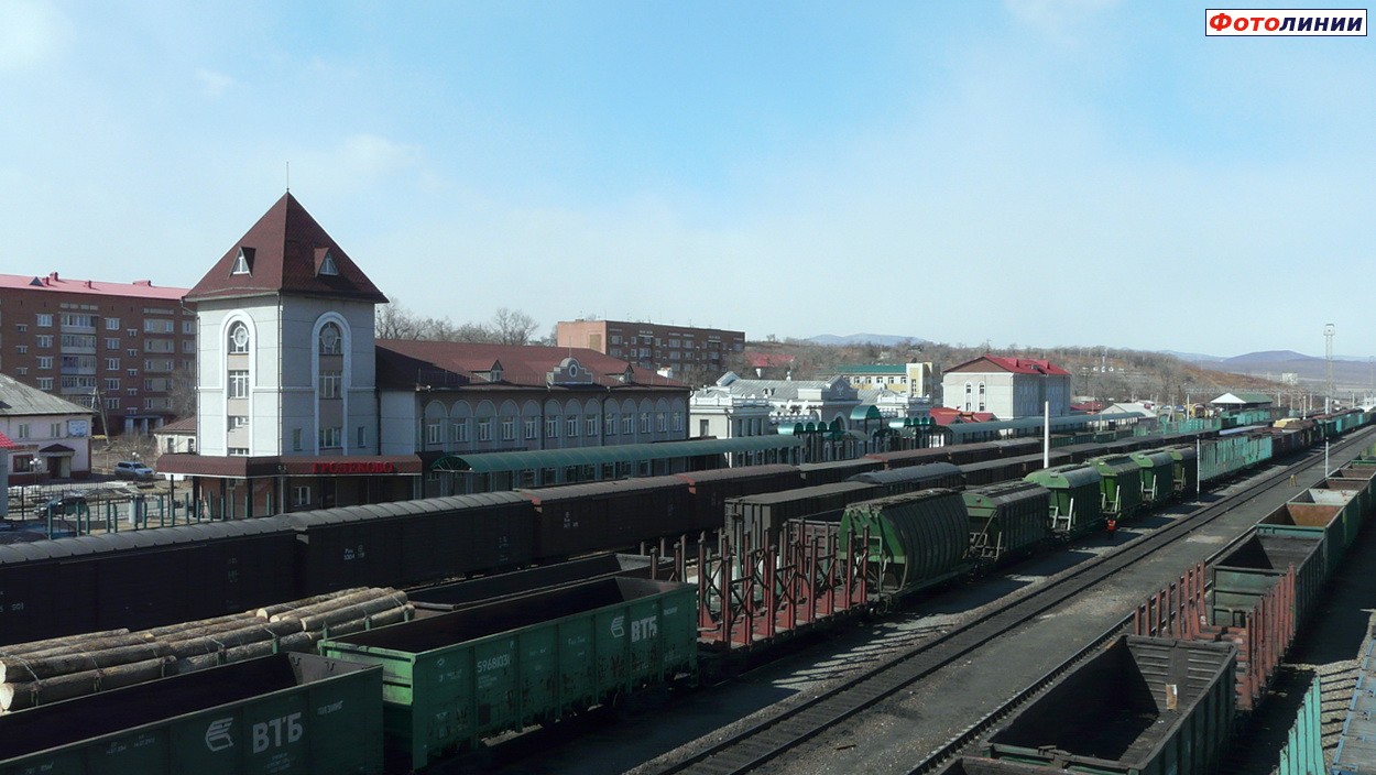 Вид на пути в сторону ст. Рассыпная Падь и на здание вокзала