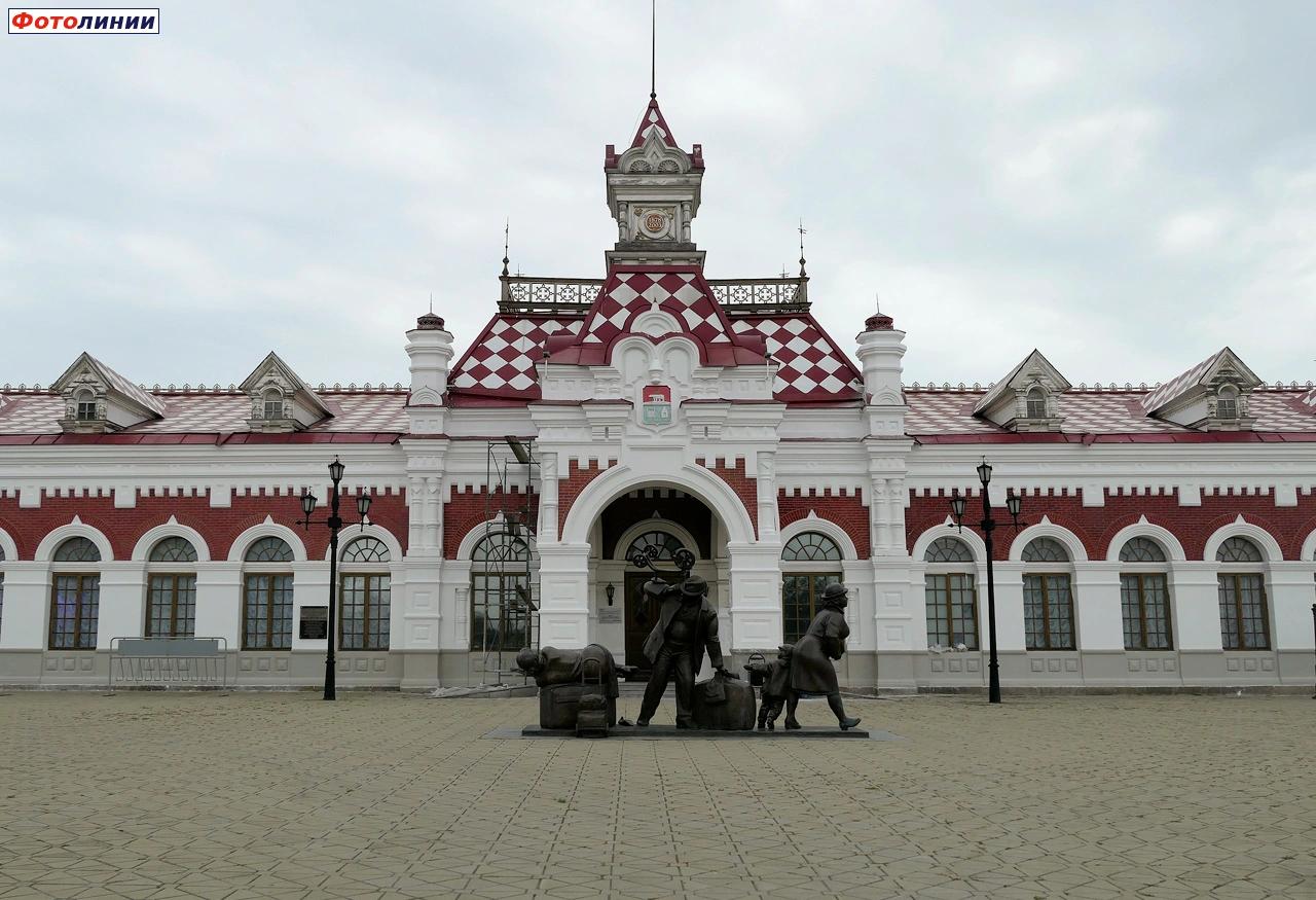 Старый вокзал, скульптура "Пассажиры"