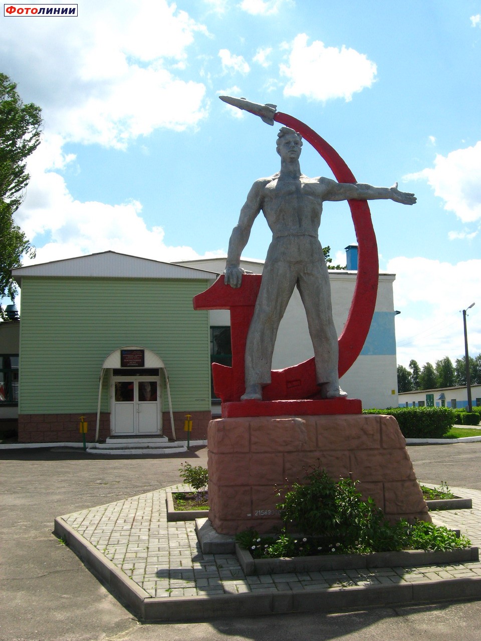 Памятник на территории локомотивного депо