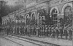 станция Лунинец: Генерал Листовский и солдаты Польского Войска перед пассажирским зданием