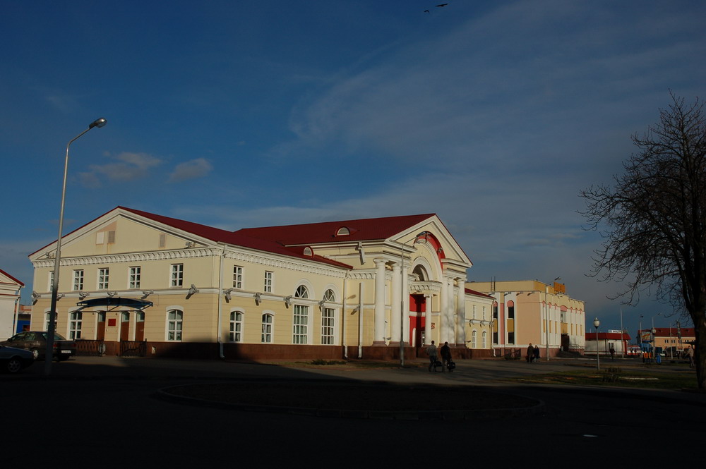 Здание вокзала со стороны города