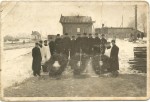 Участники похорон работников ж-д у нечётной горловины станции. Слева видно здание стрелочного поста, построенное в 1934. Фото из арх. семьи Орловских