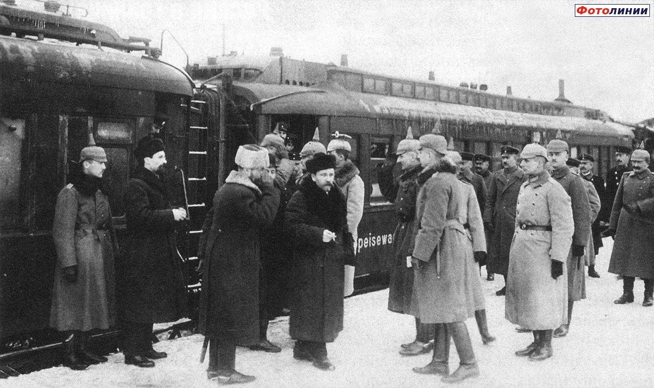 Офицеры штаба Гинденбурга встречают прибывшую с целью подписания Брестского мира делегацию Российской Советской Республики