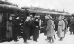 Офицеры штаба Гинденбурга встречают прибывшую с целью подписания Брестского мира делегацию Российской Советской Республики