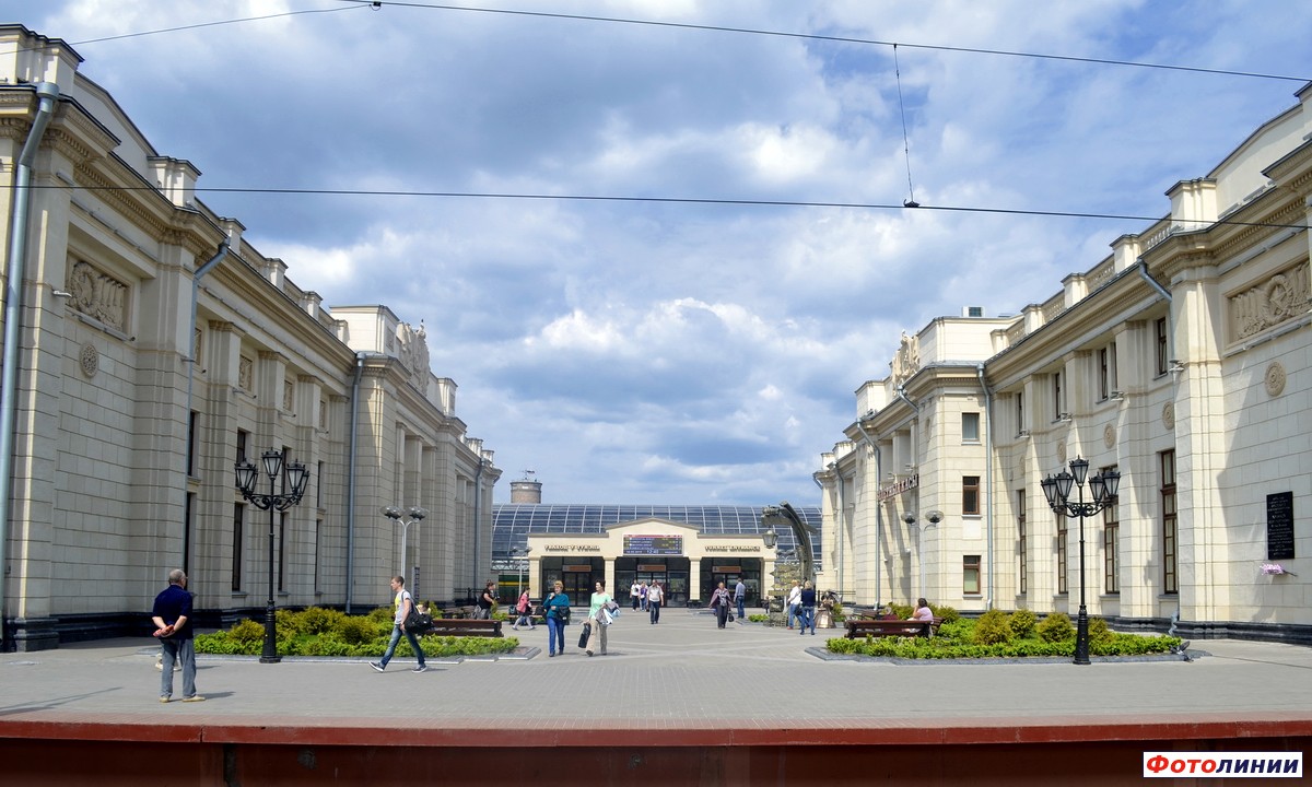 Площадь между главным корпусом вокзала и зданием билетных касс