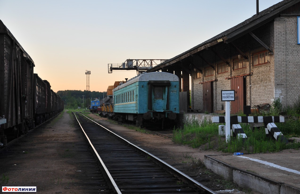 Вид с конца платформы на склады и тупик с хозяйственным поездом