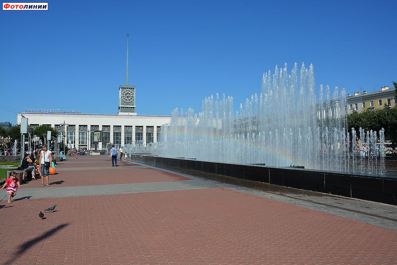 Вокзал со стороны города и фонтаны