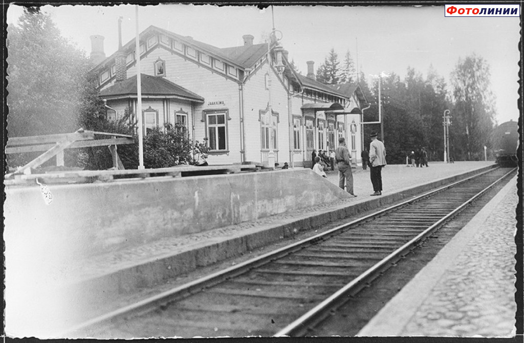 Багажная платформа и вокзальное здание, 1920-1939 гг