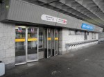 станция Девяткино: Выход из вестибюля станции метро "Девяткино" и пригородные кассы на 3-й платформе