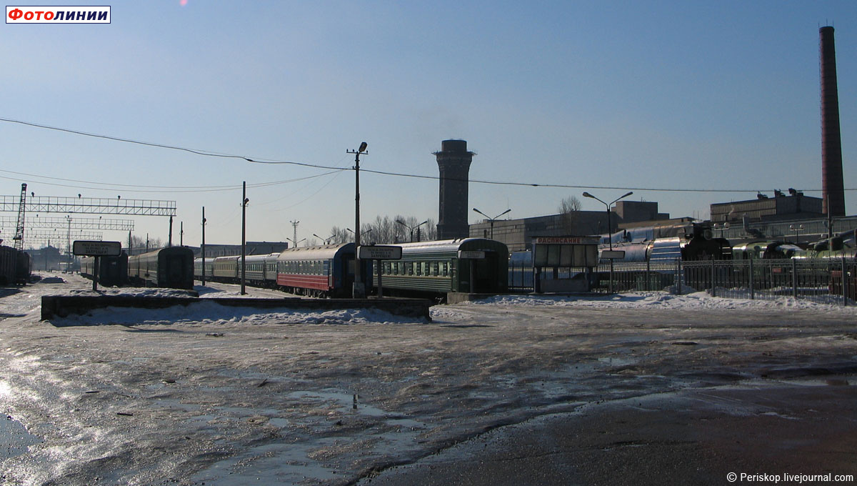 Вид на пути отстоя пассажирских вагонов и экспозицию центрального музея Октябрьской ЖД