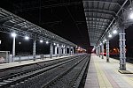 о.п. Тракторный: Вид платформ в сторону Минска ночью