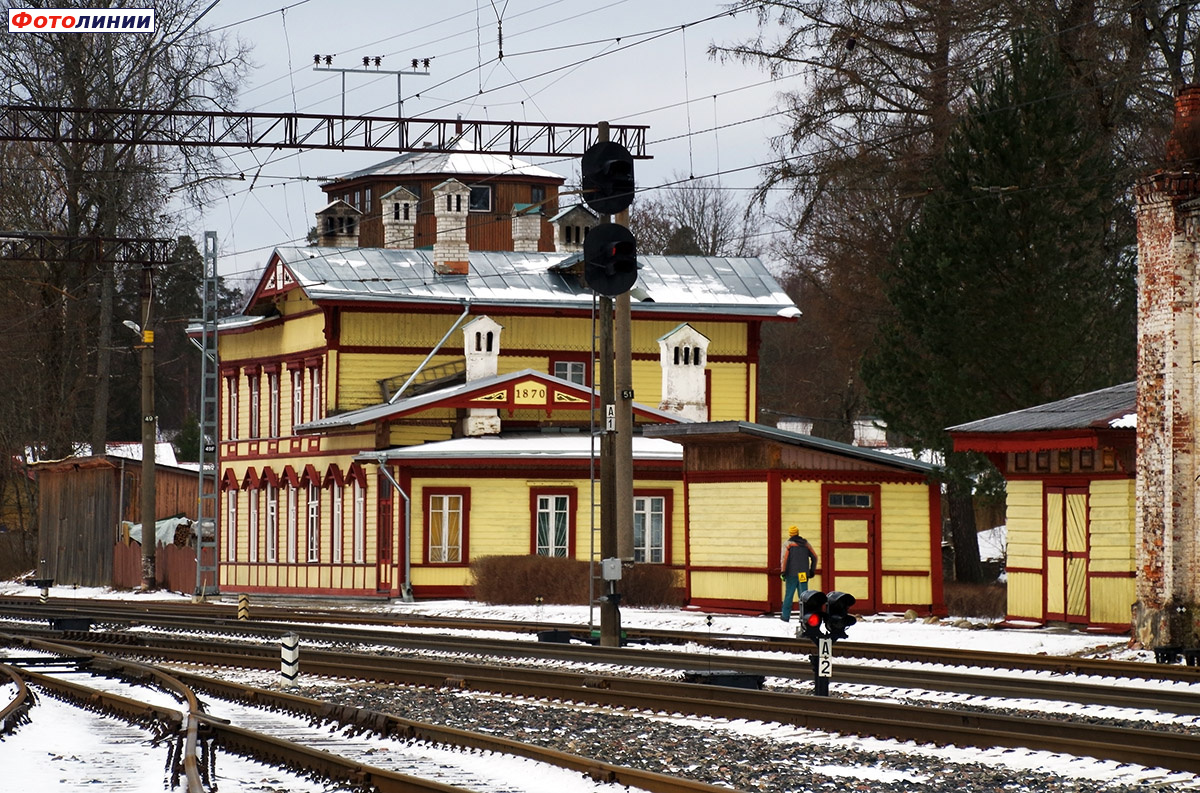 Светофоры А1 и А2, вокзал и другие станционные постройки