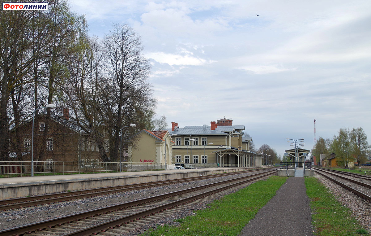 Вокзал и платформы, вид в чётном направлении