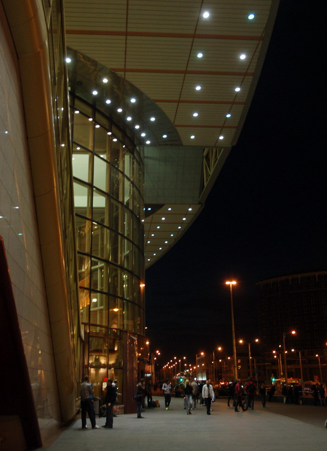 Центральный фасад вокзала вечером