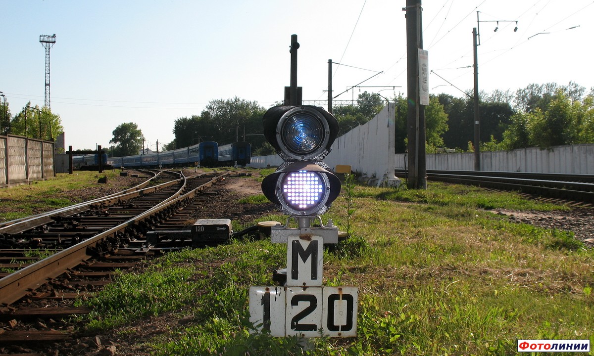 Маневровый светофор М120, стрелка № 120 и пути 51 - 57
