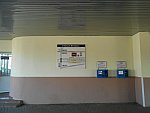 Стена со схемой станции и терминалами для покупки билетов