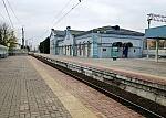 станция Пушкино: Пассажирское здание на второй платформе с восточной стороны, вид с первой платформы в нечётном направлении