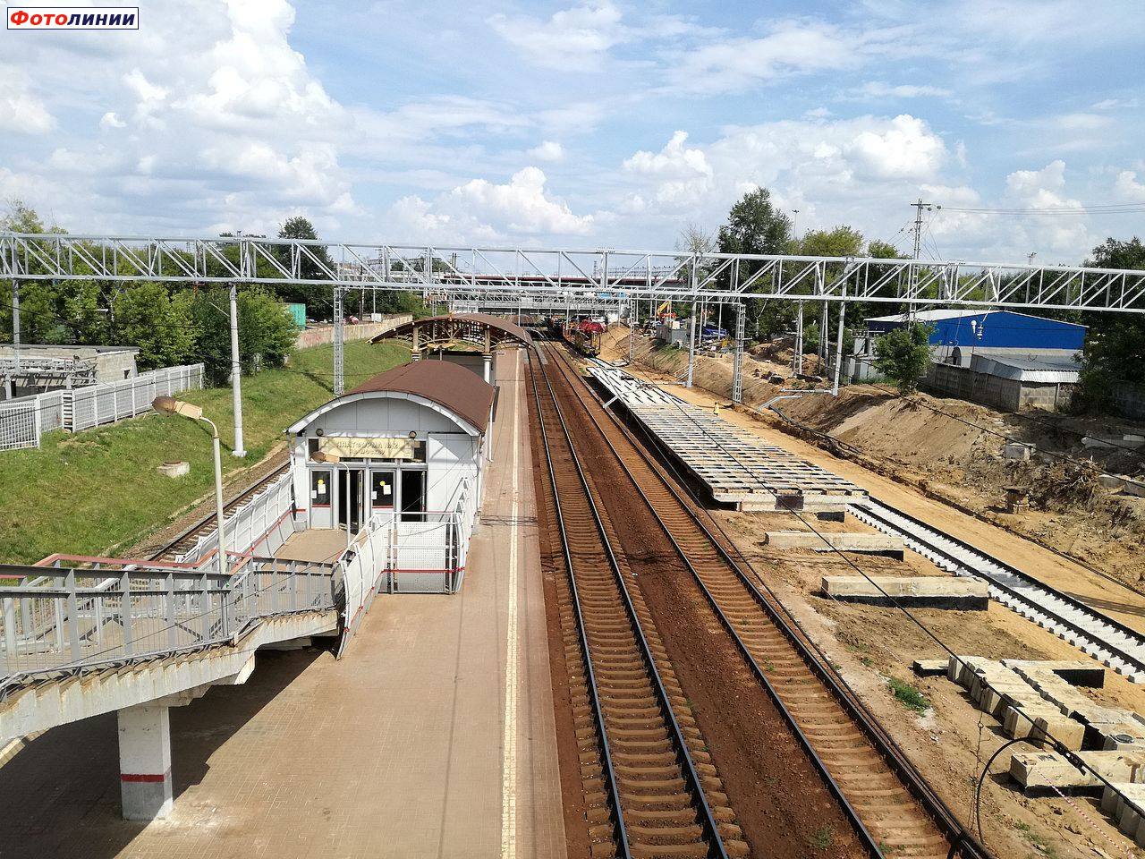 Реконструкция первой платформы, строительство четвёртого пути и турникетный павильон на второй платформе, вид в чётном направлении