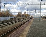 Вид со второй платформы в чётном направлении, слева-начало линии на ст. Серпухов-Ветка и Протвино